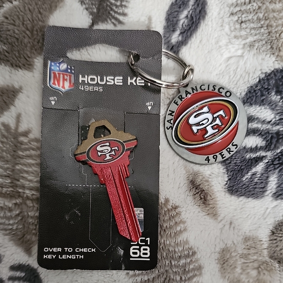 NFL Other - San Francisco 49ers Key and Keychain Set